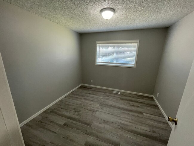 Building Photo - Hard to find 3 bedroom 2, bathroom.