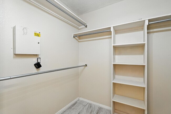 Building Photo - For Rent | 3 Bed / 2 Bath | 2 Car Garage |...
