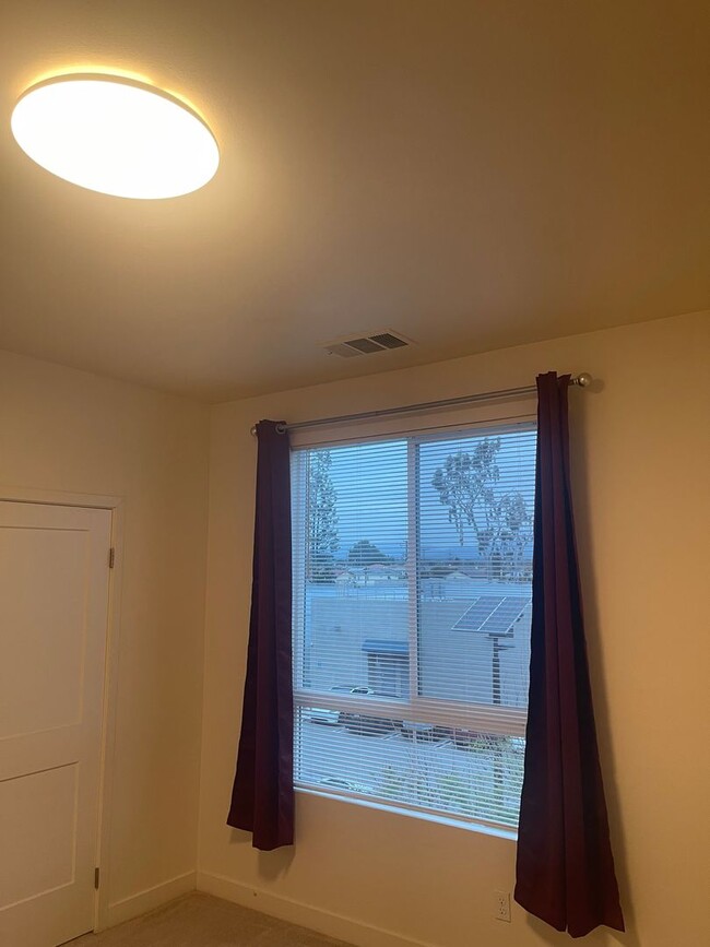 Building Photo - Just Reduced!! Charming 3 Bed/3 Ba Townhou...