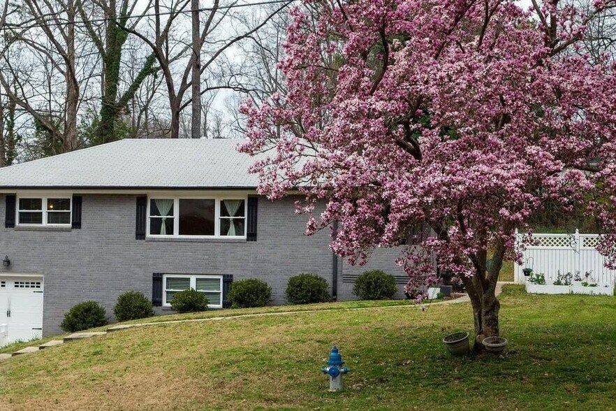 Building Photo - 831 Parkway Dr