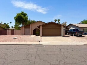 Building Photo - **Excellent 3br/2ba/2garage HOUSE (EXTENSI...
