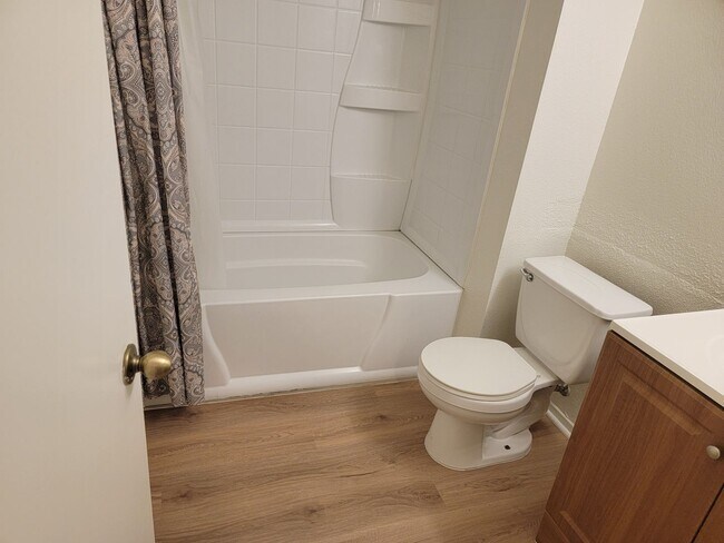 Building Photo - 1 BED/ 1 BATH CONDO