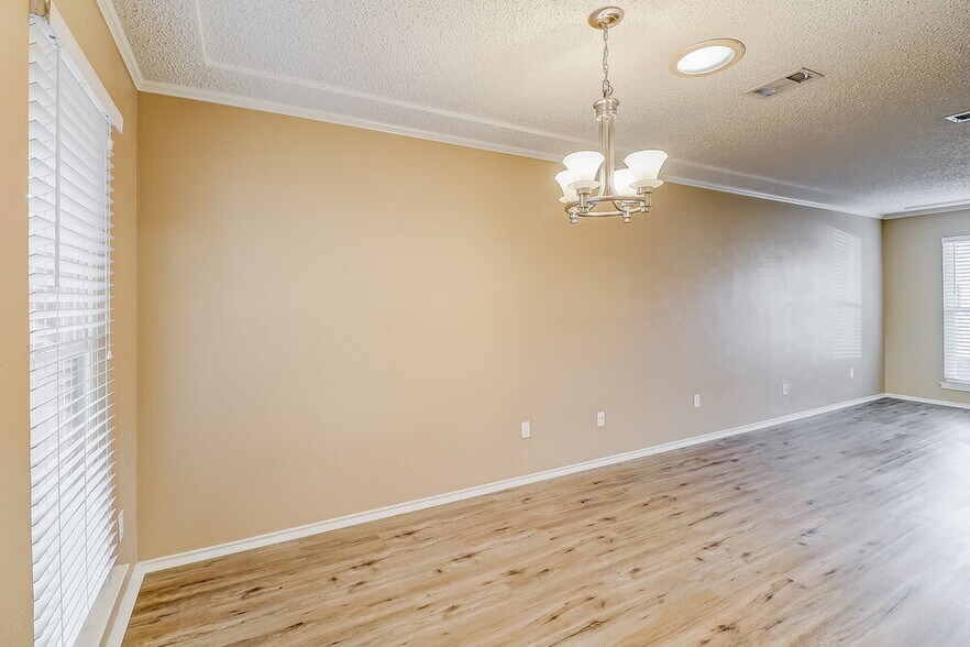 Building Photo - 1350 Greenbriar Ln