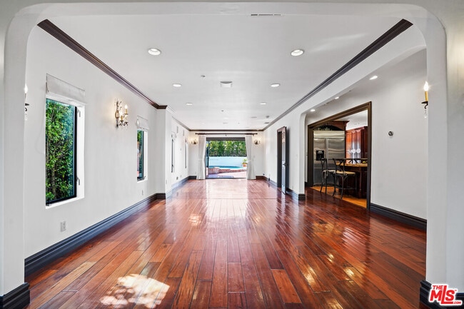 Building Photo - 309 N Doheny Dr