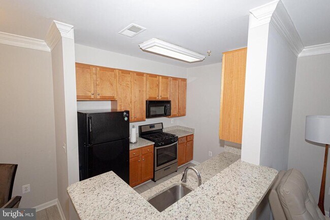 Building Photo - 4854 Eisenhower Ave