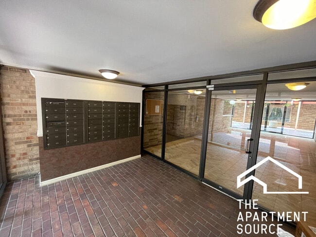 Building Photo - 744 W Gordon Terrace