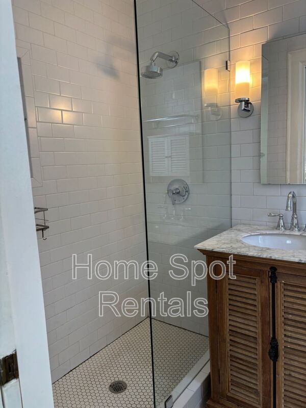 Building Photo - 8 Collier Rd NW