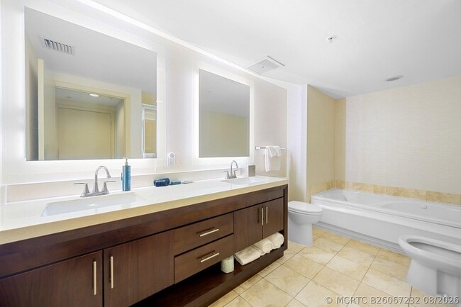 Building Photo - 17375 Collins Ave