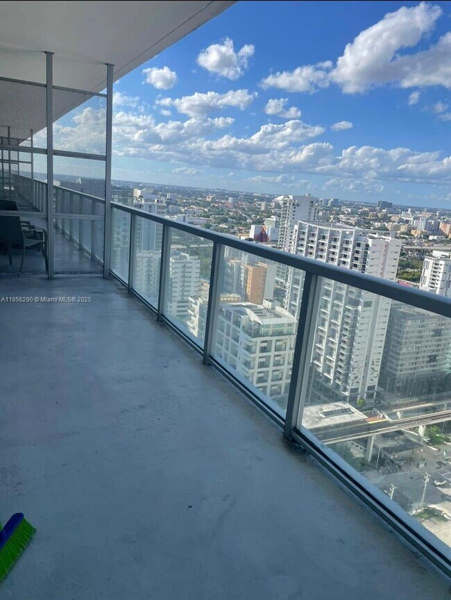 Building Photo - 1111 SW 1st Ave