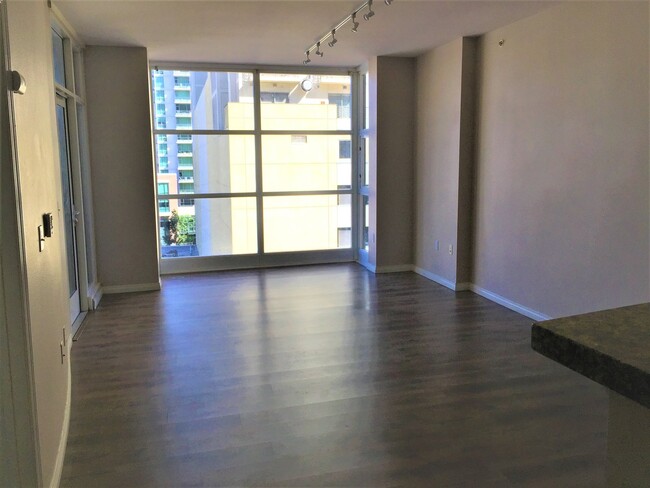 Building Photo - Beautiful Gaslamp Condo