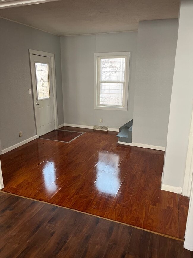 Building Photo - Great 2br/2ba home with large yard and large bonus room!