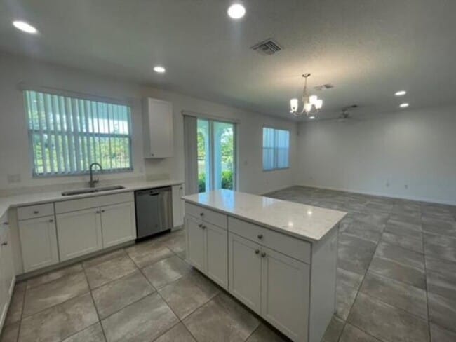 Building Photo - 12885 Trevi Isle