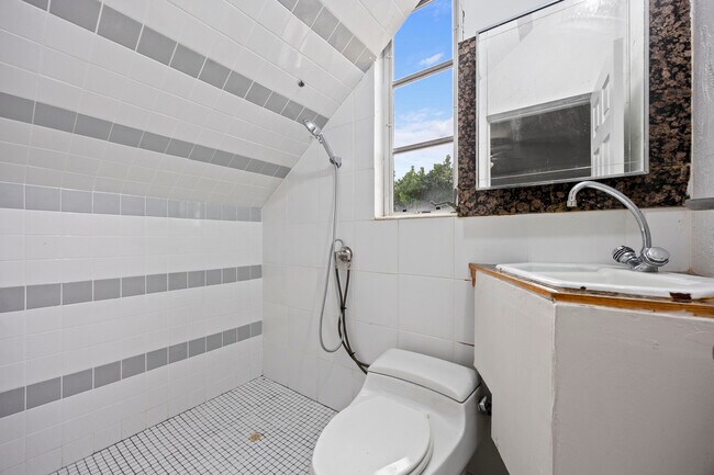 Building Photo - 1828 N Palmway