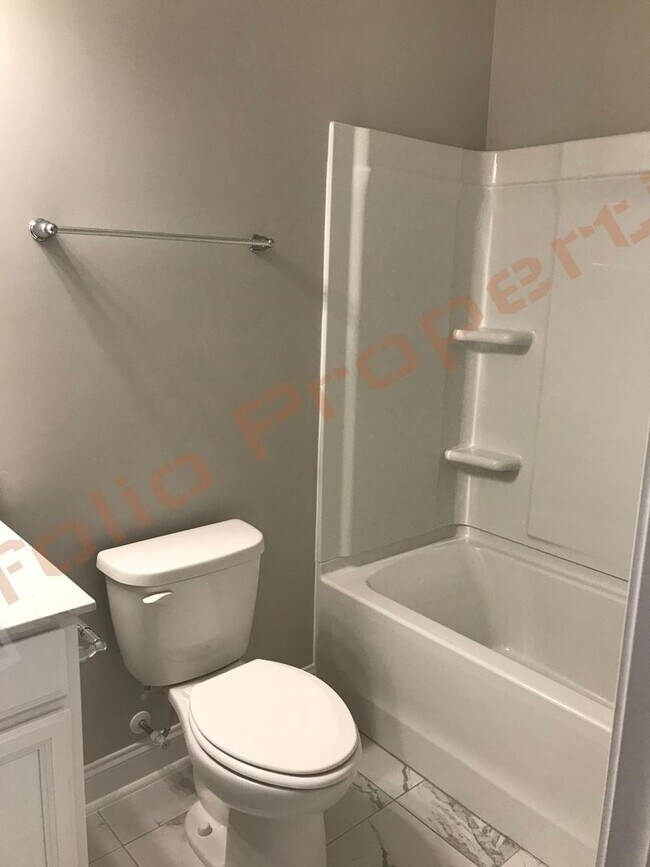Building Photo - Grand 5 Bedroom 3 Baths House w/1st FL gue...