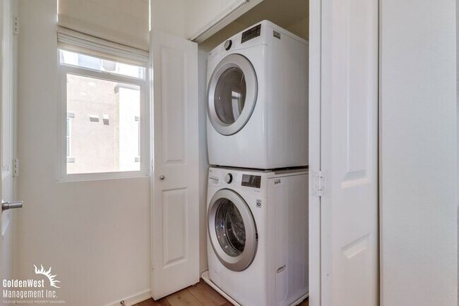 Building Photo - Stunning Corner Unit 4Bdm 3.5Ba Townhome w...