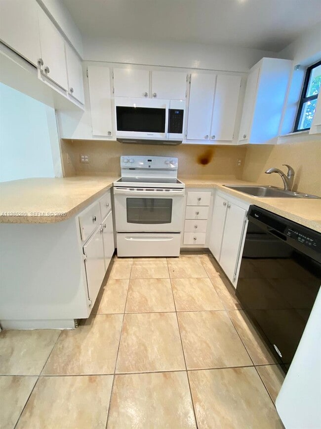 Building Photo - 8290 Lake Dr