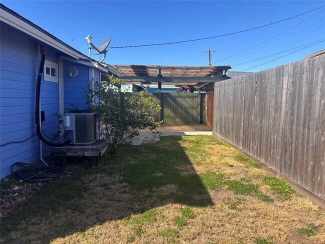 Building Photo - 1310 Harris Way