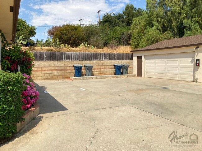 Building Photo - Homes Management - 2 Bed, 1.5 Bath Duplex ...
