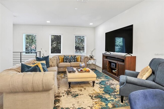 Building Photo - 212 E Pineloch Ave