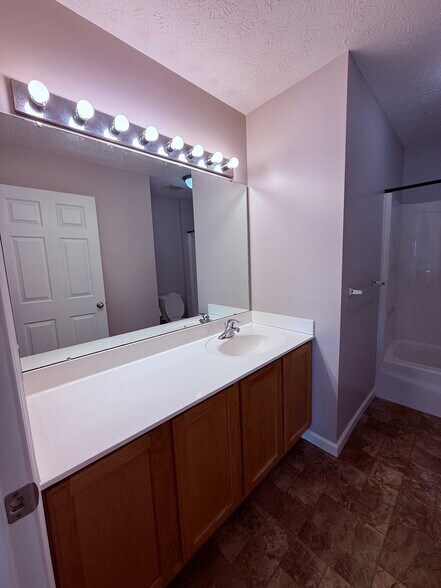 Building Photo - 657 Brookledge Ct