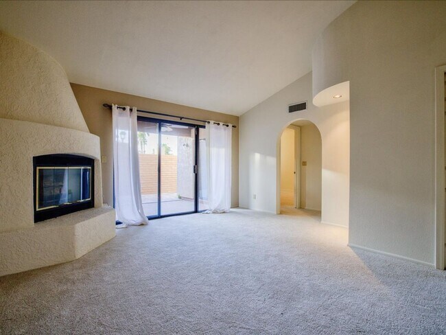 Building Photo - 3 Bedroom 2 Bathroom with Community Pool!!