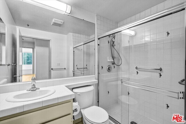 Building Photo - 2222 Beachwood Dr