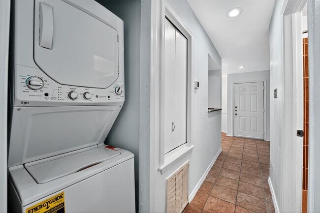 Building Photo - 2906 West Ave