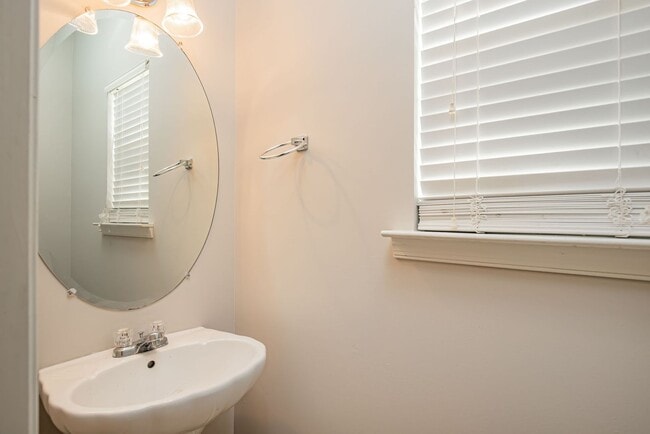 Building Photo - Beautiful Chesterfield Home Is Ready For Y...