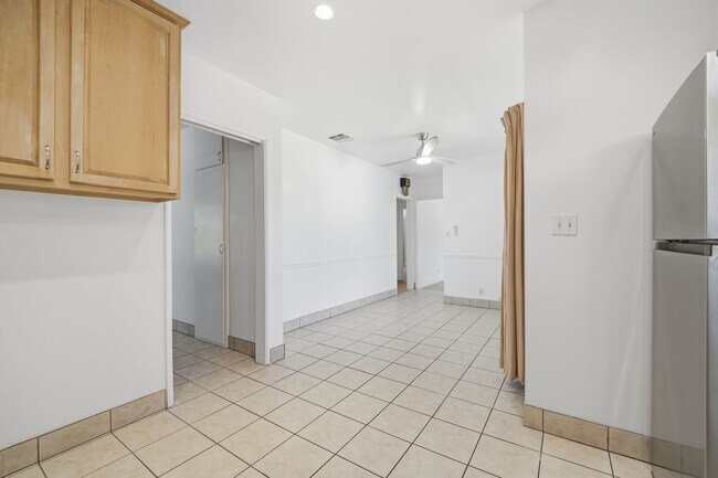 Building Photo - 2 bedroom, den and 1.5 bath, a few blocks of SPHS