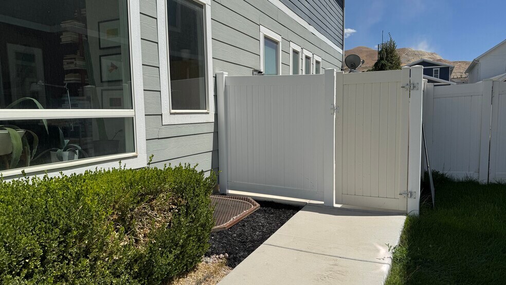 Building Photo - 15069 S Peace Dr