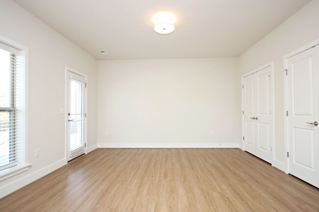 Building Photo - Beautiful Light-Filled Avinity Townhome