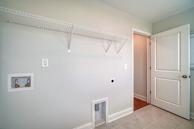 Building Photo - Gorgeous 4 BR, 3 BA Home With Easy Access ...