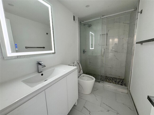 Building Photo - 400 Kings Point Dr