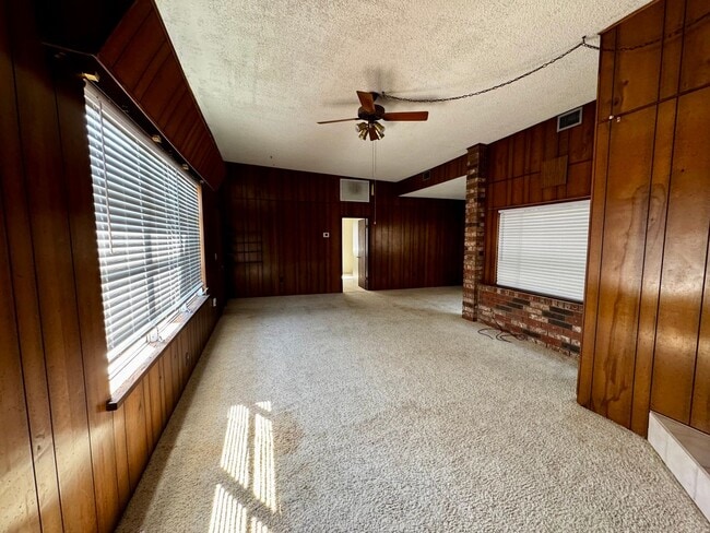 Building Photo - Great Backyard & Quiet Neighborhood