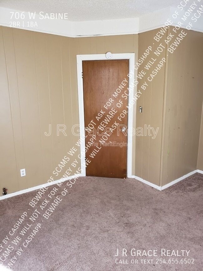 Building Photo - 706 W Sabine St