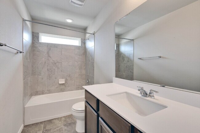 Building Photo - 3 Bedroom Home on Corner Lot - One Month FREE