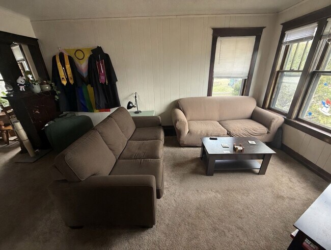 Building Photo - Duluth MN 5- Bedroom - 2-Bath - 1 - Car Single Family Home