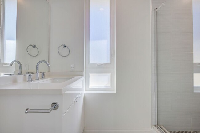 Building Photo - 837 N Kingsley Dr