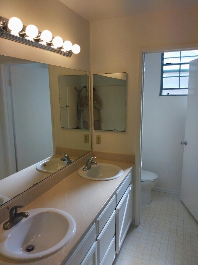 bthrm with double sinks - 640 Veteran Ave