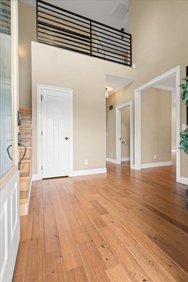 Building Photo - 200 Crooked Creek Dr