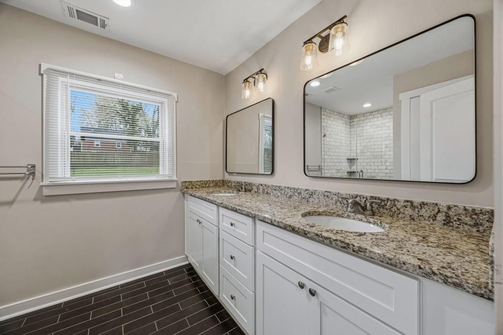 Building Photo - 2455 Lynn Iris Dr