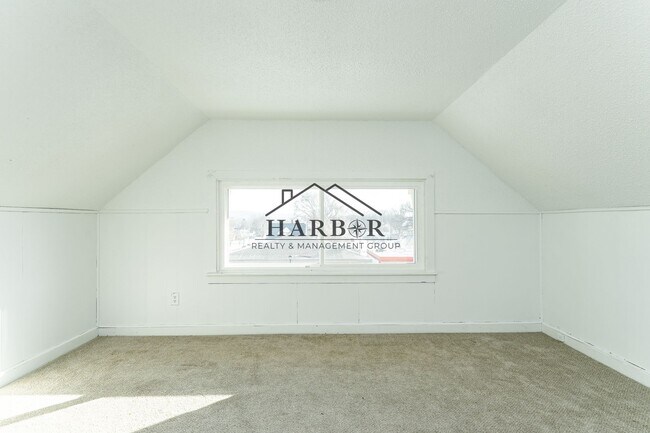 Building Photo - 917 N Broadway Ave