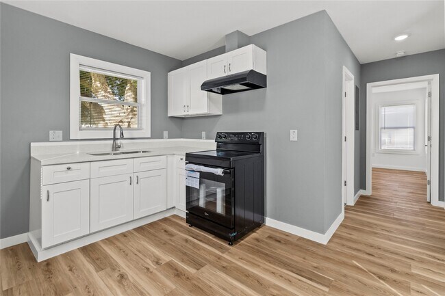 Building Photo - 1717 W 4th St