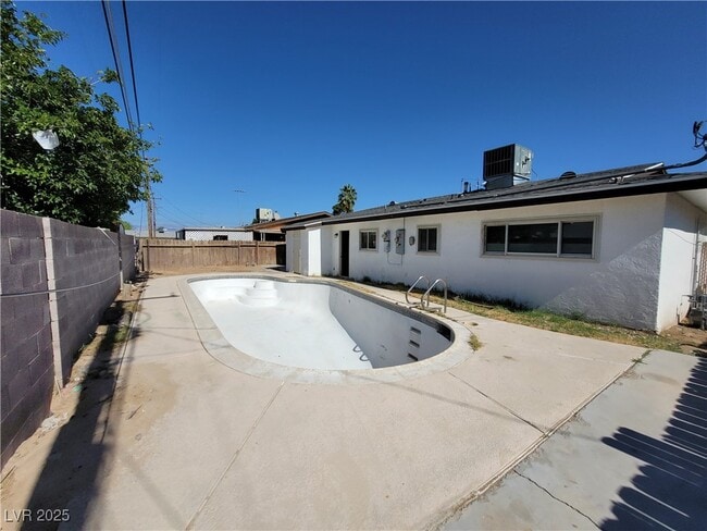 Building Photo - 3749 Ponderosa St