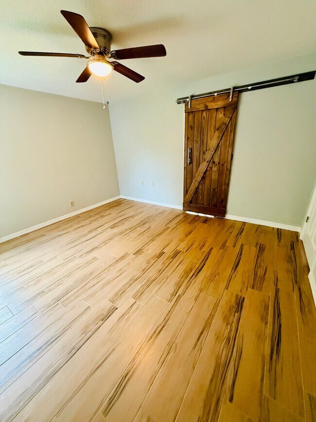 Building Photo - Boater's Dream: 4/2.5/3CG home in exclusiv...