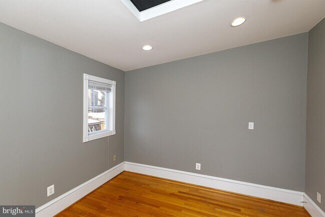 Building Photo - 809 Kentucky Ave SE