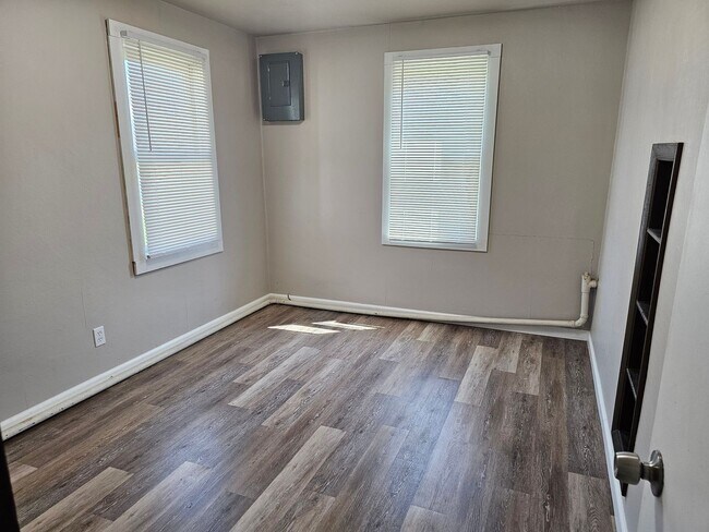Building Photo - 2 bed 1 bath single family home in Wiscons...