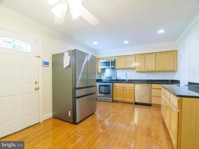 Building Photo - 3075 Sunset Ln