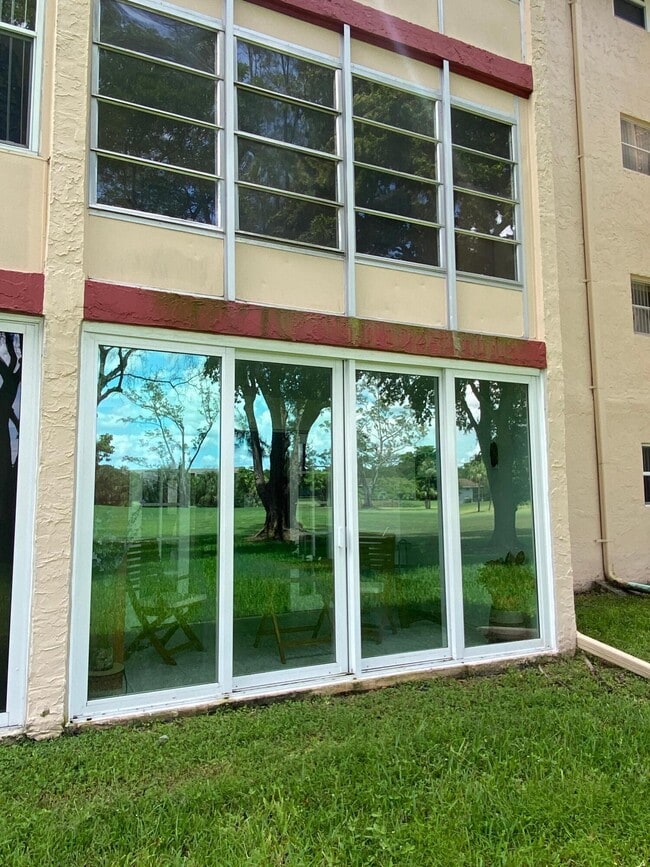 Building Photo - 1055 Country Club Dr