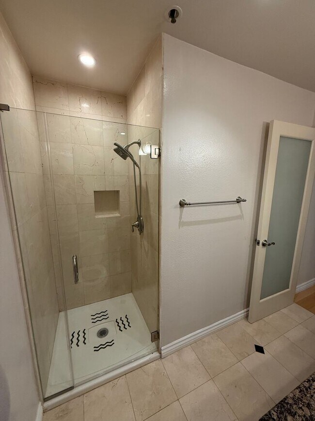 Building Photo - 2bed 2bath in the Heart of Los Angeles